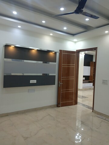 Building Lobby in 3 BHK Builder Floor at Sector 31 – for Rent
