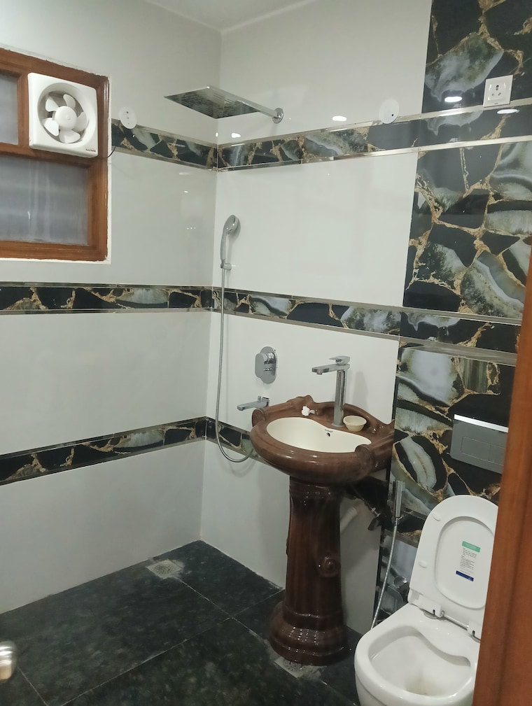 Team Area, sector 31 3 Bedroom 250 Sq.Yd. Builder Floor In Sector 31 Faridabad 8990754