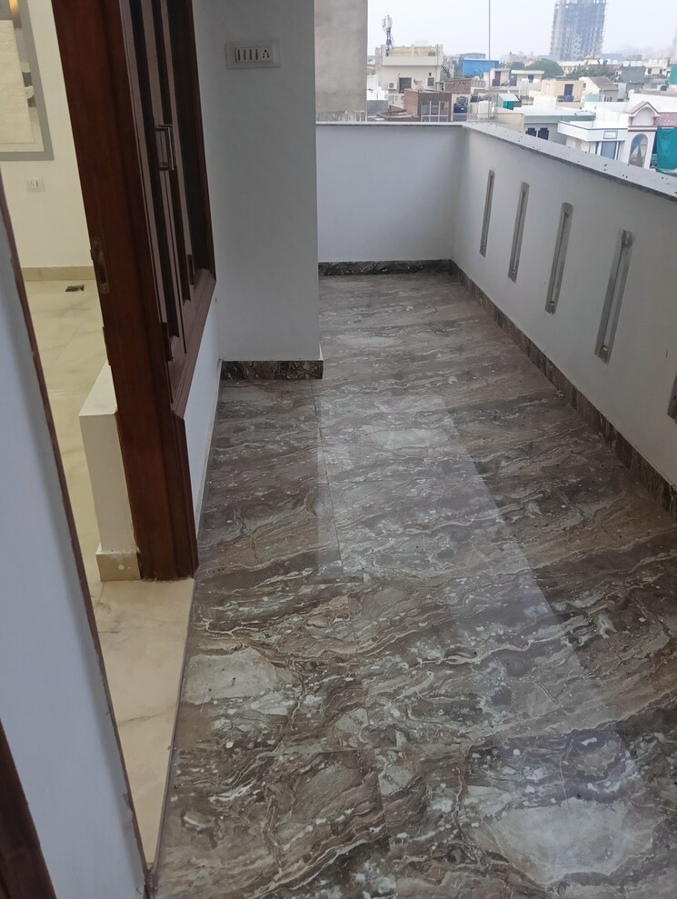 Balcony, sector 31 3 Bedroom 250 Sq.Yd. Builder Floor In Sector 31 Faridabad 8990754