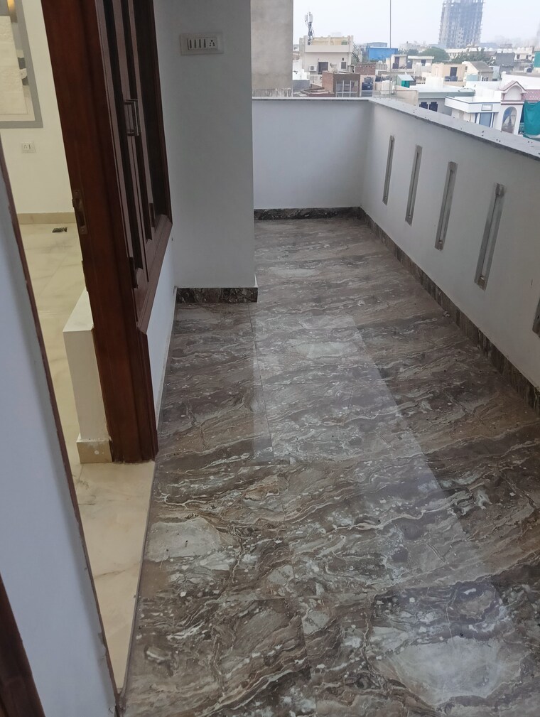 Balcony, sector 31 3 Bedroom 250 Sq.Yd. Builder Floor In Sector 31 Faridabad 8990754