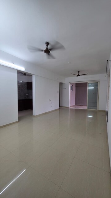 Room in 3 BHK Apartment at Five Star Royal Entrada, Wakad – for Rent