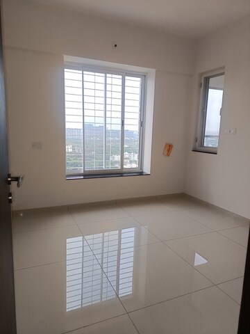Room in 2 BHK Apartment at Majestique Towers, Kharadi – for Rent