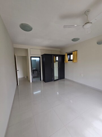 Room in 3 BHK Apartment at Bandra West – for Rent
