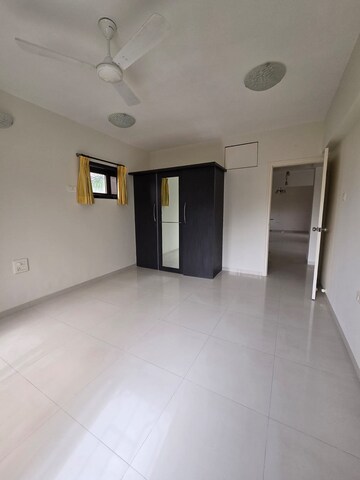 Room in 3 BHK Apartment at Bandra West – for Rent