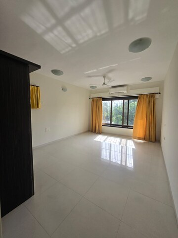 Room in 3 BHK Apartment at Bandra West – for Rent