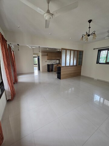 Room in 3 BHK Apartment at Bandra West – for Rent