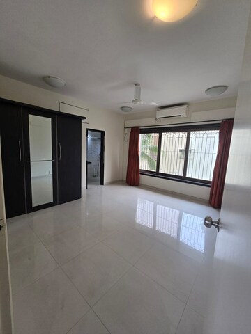 Room in 3 BHK Apartment at Bandra West – for Rent