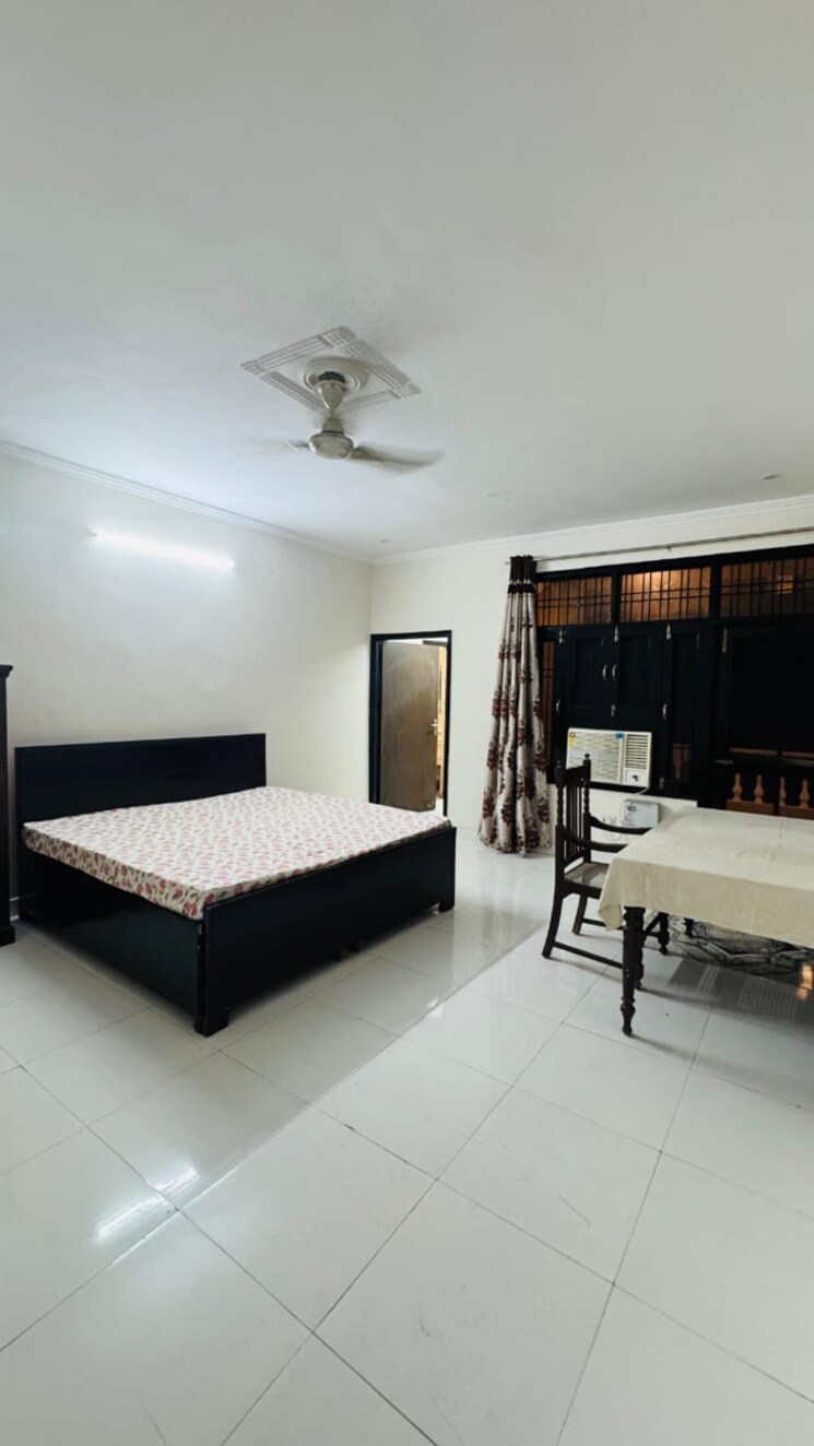 Room, sector 46 2 Bedroom 500 Sq.Yd. Independent House In Sector 46 Faridabad 8990962