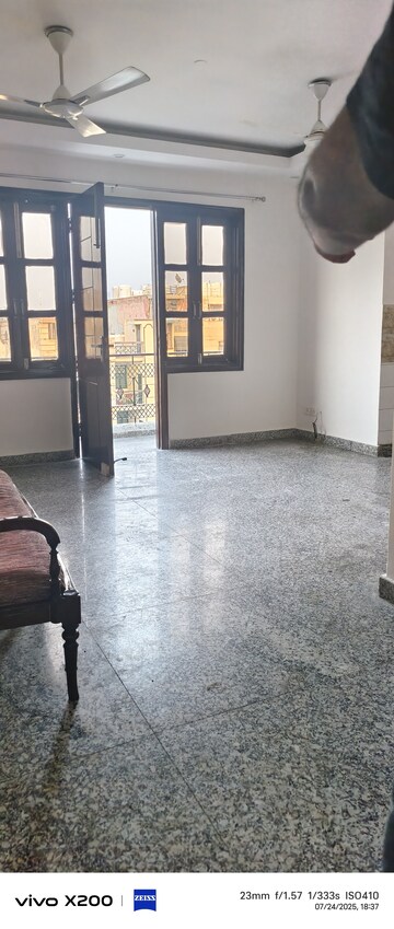 Room in 1 BHK Builder Floor at Lajpat Nagar – for Rent