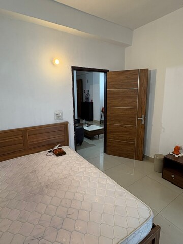 Room in 2 BHK Builder Floor at Dlf Phase iv – for Rent