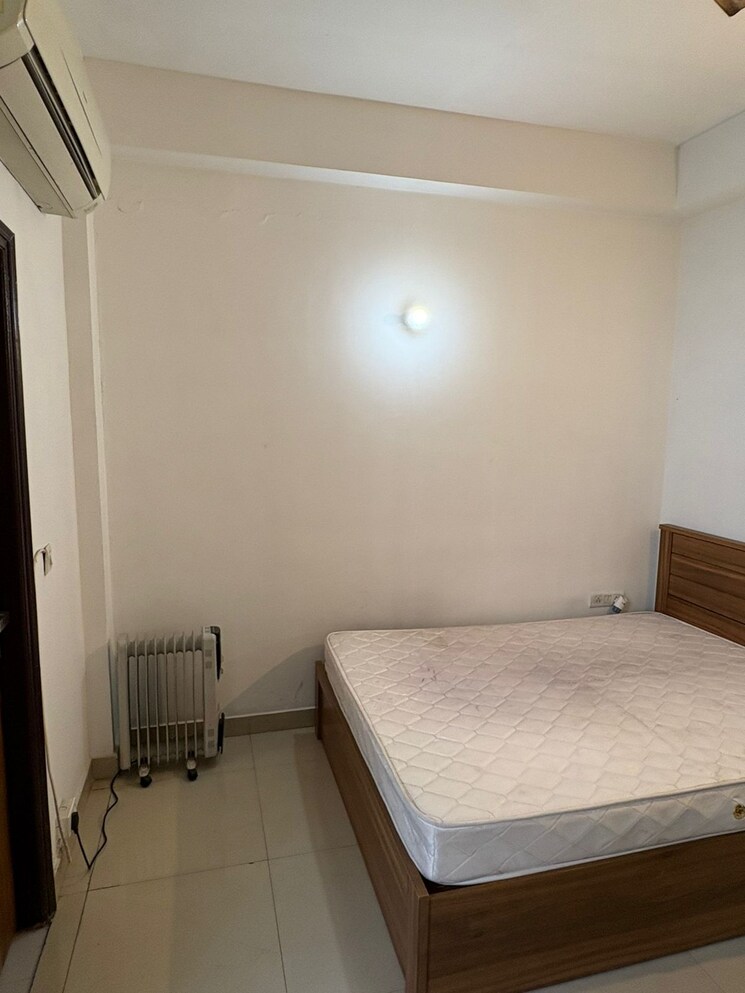 Room, dlf phase iv 2 Bedroom 1000 Sq.Ft. Builder Floor In Dlf Phase iv Gurgaon 8990980