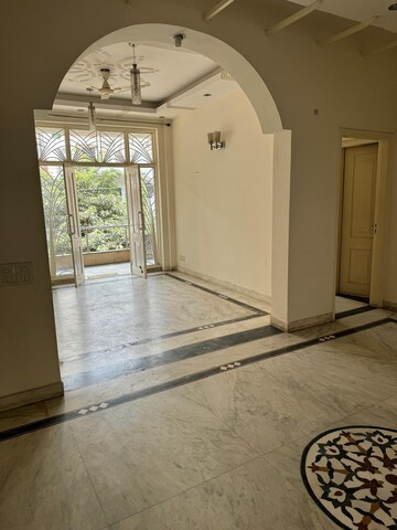 Room in 3 BHK Builder Floor at Sector 46 – for Rent