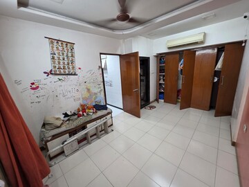 Room in 2 BHK Apartment at Lower Parel West – for Sale