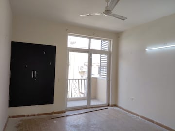 Room in 4 BHK Builder Floor at Emaar Emerald Floors, Sector 65 – for Rent