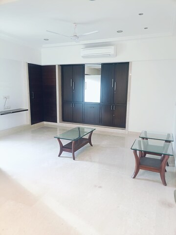 Room in 6 BHK Apartment at Juhu – for Rent