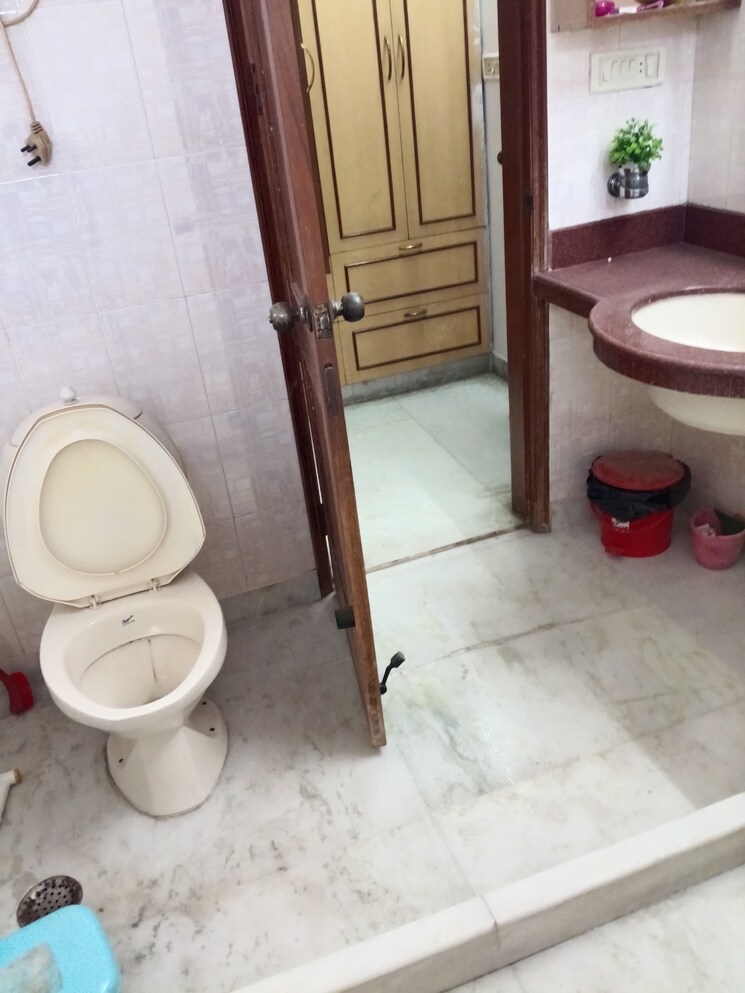 Bathroom, rwa-apartments-sector-26 3 Bedroom 162 Sq.Mt. Apartment In Sector 26 Noida 8991415
