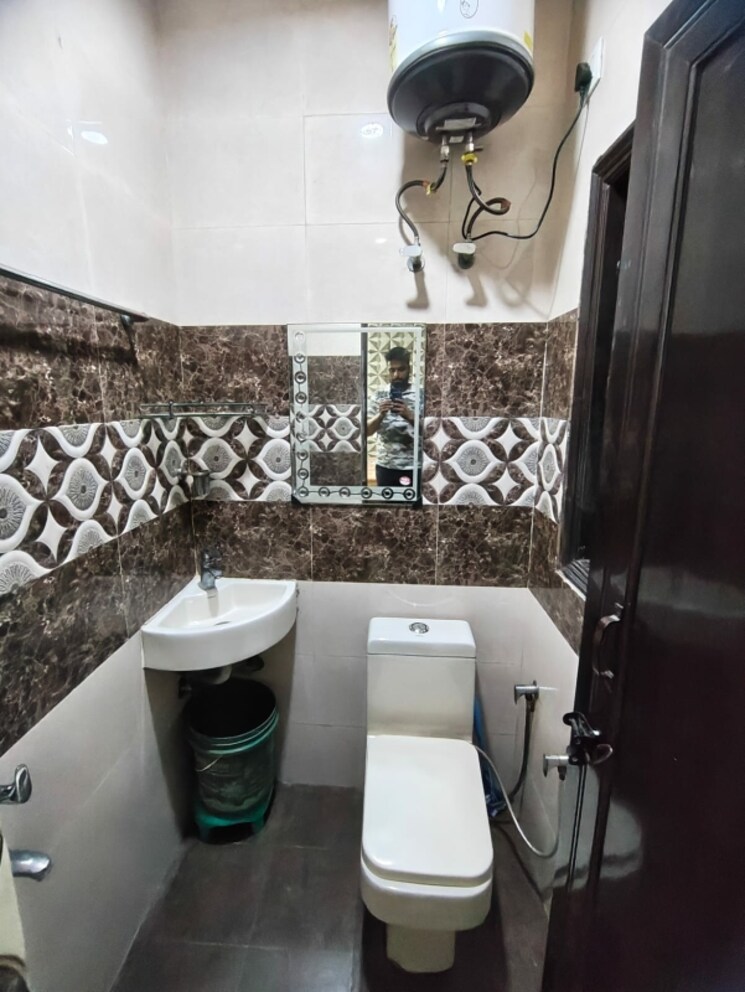 Team Area, mansarover garden 3.5 Bedroom 1000 Sq.Ft. Builder Floor In Mansarover Garden Delhi 8991456