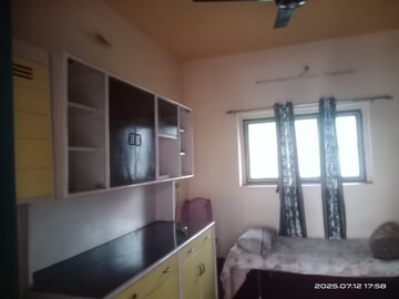 Room in Studio Apartment at Alkapuri – for Rent
