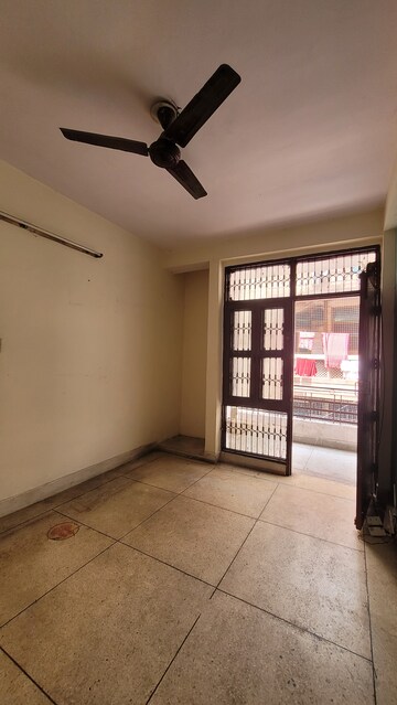Room in 1 BHK Builder Floor at Dilshad Colony – for Rent