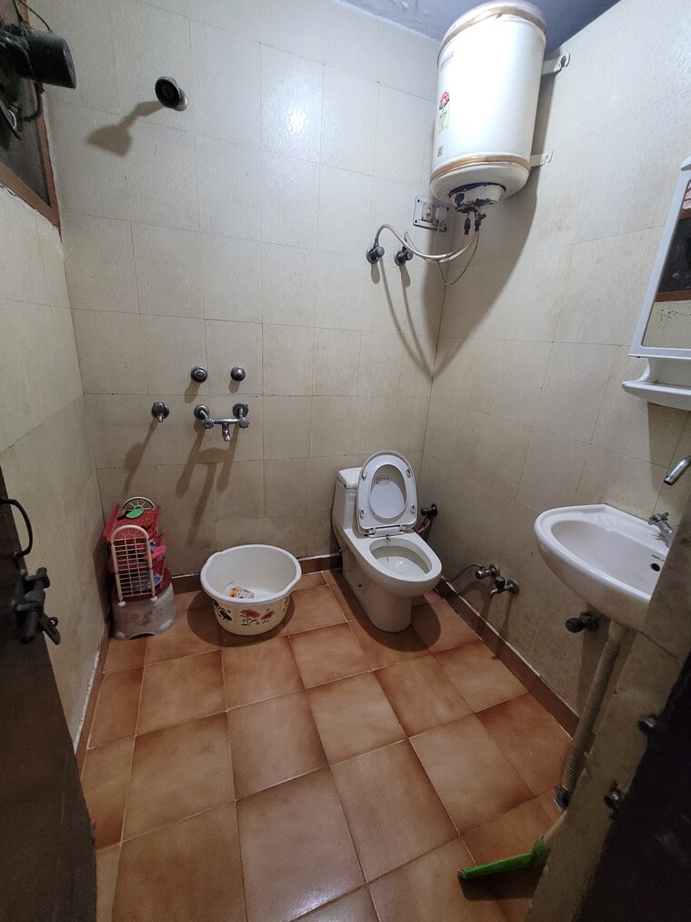 Bathroom, dilshad colony 2 Bedroom 850 Sq.Ft. Builder Floor In Dilshad Colony Delhi 8991547