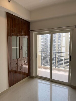 Room in 2 BHK Apartment at Nimbus Express Park View - II, Chi V Greater Noida – for Sale