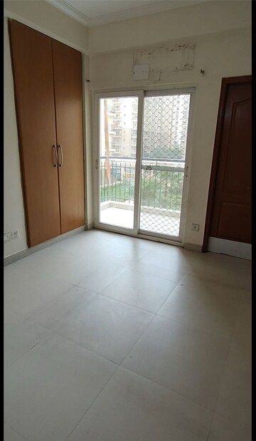 Room in 3 BHK Apartment at Trident Embassy, Sector 1 Greater Noida – for Rent