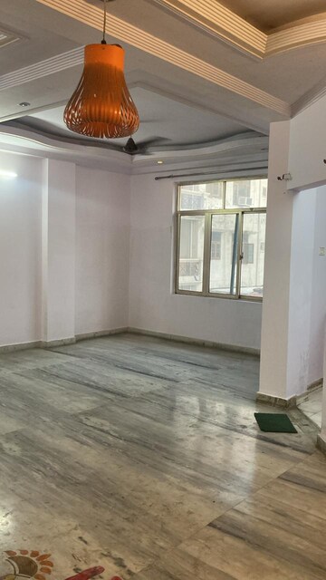 Room in 2 BHK Apartment at Mahanagar – for Rent