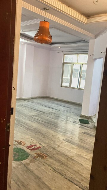 Room in 2 BHK Apartment at Mahanagar – for Rent