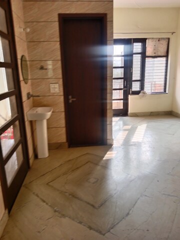 Room in 2 BHK Builder Floor at Sector 25 – for Rent