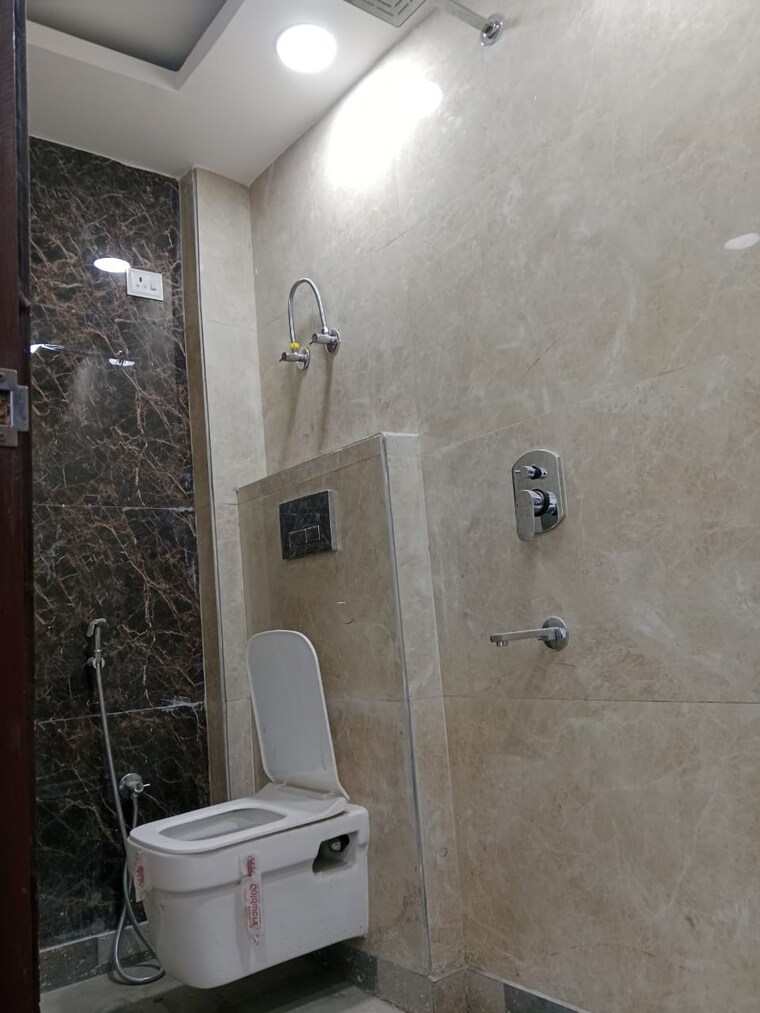 Bathroom, govindpuri 3 Bedroom 900 Sq.Ft. Builder Floor In Govindpuri Delhi 8991707