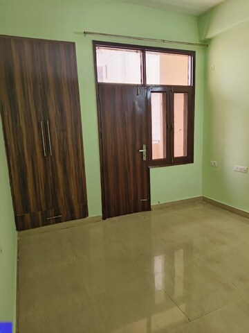Room in 4 BHK Apartment at Civitech Sampriti, Sector 77 – for Rent
