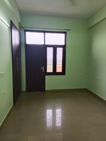 Room in 4 BHK Apartment at Civitech Sampriti, Sector 77 – for Rent