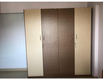 Room in 2 BHK Apartment at Shah Arcade II, Malad East – for Rent