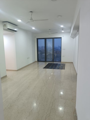 Room in 4 BHK Apartment at Lodha Trump Tower, Worli – for Rent