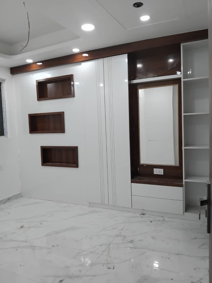 Room, sector 73 2 Bedroom 58 Sq.Yd. Builder Floor In Sector 73 Noida 8991845