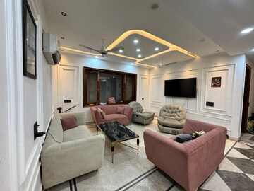 Living Room in 3.5 BHK Builder Floor at Sector 27 – for Rent