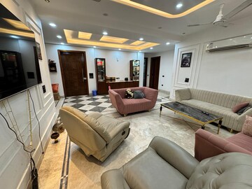 Living Room in 3.5 BHK Builder Floor at Sector 27 – for Rent