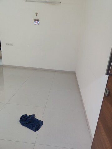 Furnished Amenities in 2 BHK Apartment at Romell Diva, Malad West – for Rent