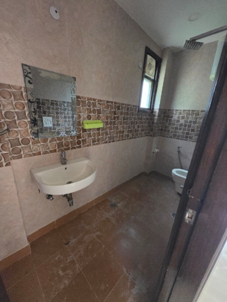 Bathroom, dayanand colony 2.5 Bedroom 900 Sq.Ft. Builder Floor In Dayanand Colony Delhi 8991972