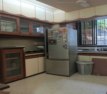 Living Room in 2 BHK Apartment at Matunga East – for Rent