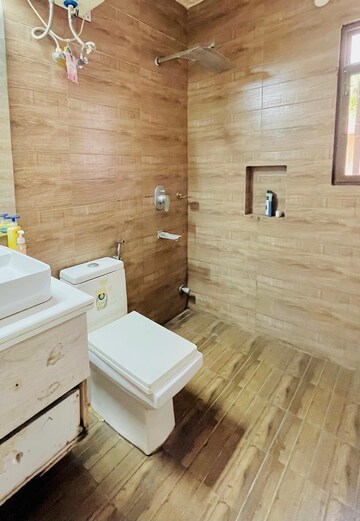 Bathroom in 3 BHK Builder Floor at Unitech Heritage City, Sector 25 – for Sale