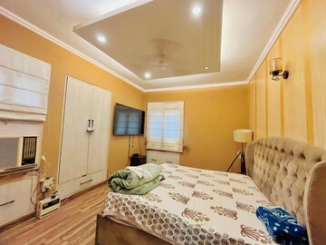Bedroom in 3 BHK Builder Floor at Unitech Heritage City, Sector 25 – for Sale