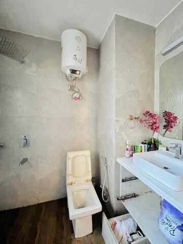 Bathroom in 3 BHK Builder Floor at Unitech Heritage City, Sector 25 – for Sale
