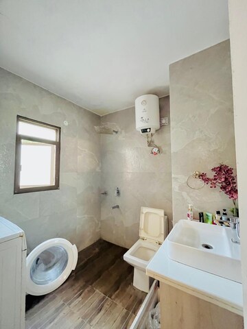 Bathroom in 3 BHK Builder Floor at Unitech Heritage City, Sector 25 – for Sale