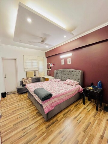 Bedroom in 3 BHK Builder Floor at Unitech Heritage City, Sector 25 – for Sale