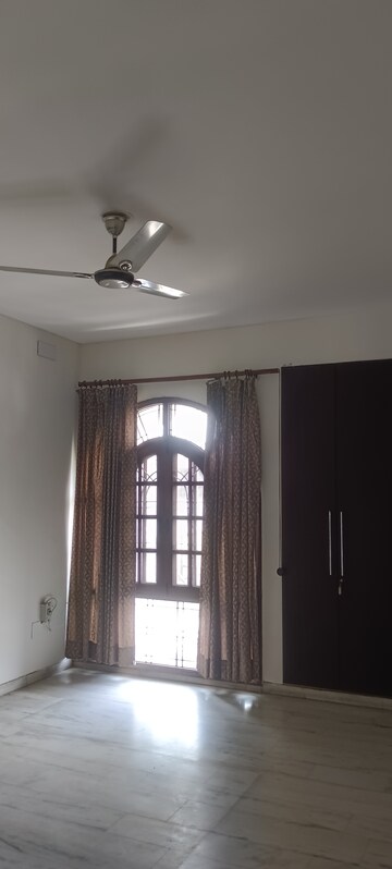 Room in 4 BHK Independent House at Sector 14 – for Rent