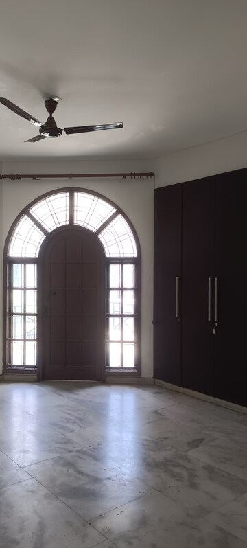Room in 4 BHK Independent House at Sector 14 – for Rent