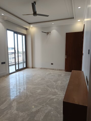 Room in 4 BHK Builder Floor at Sector 15 – for Rent