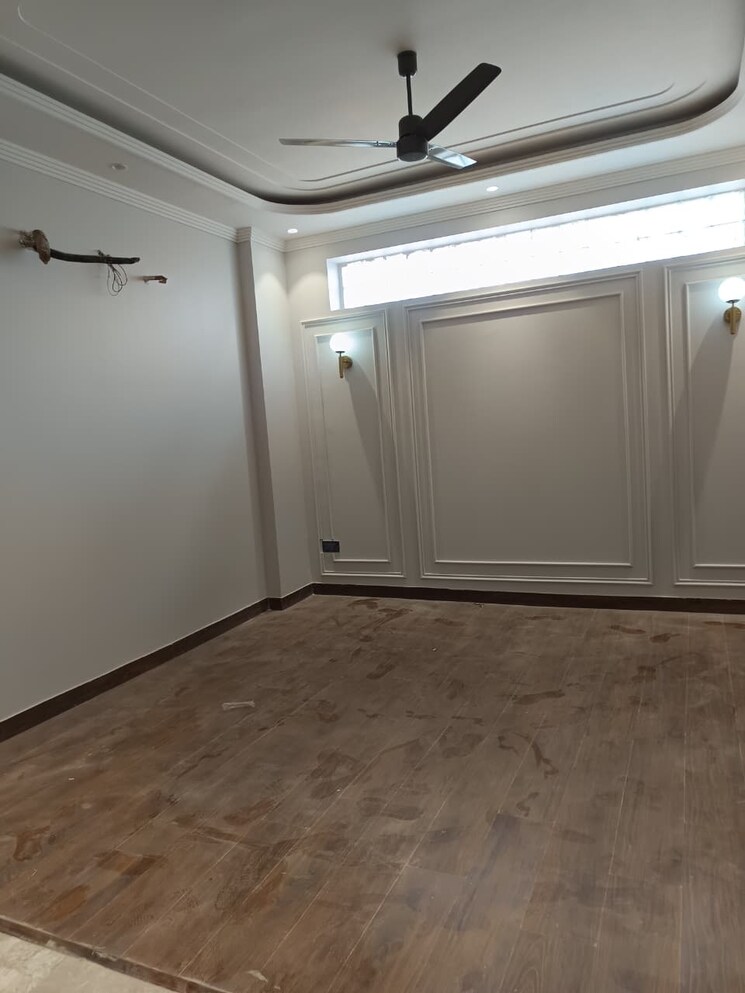 Room, sector 15 4 Bedroom 350 Sq.Yd. Builder Floor In Sector 15 Faridabad 8992143