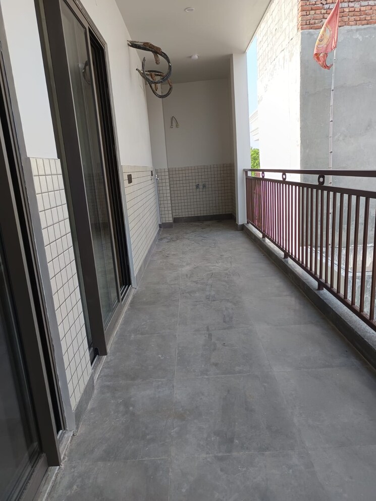 Balcony, sector 15 4 Bedroom 350 Sq.Yd. Builder Floor In Sector 15 Faridabad 8992143